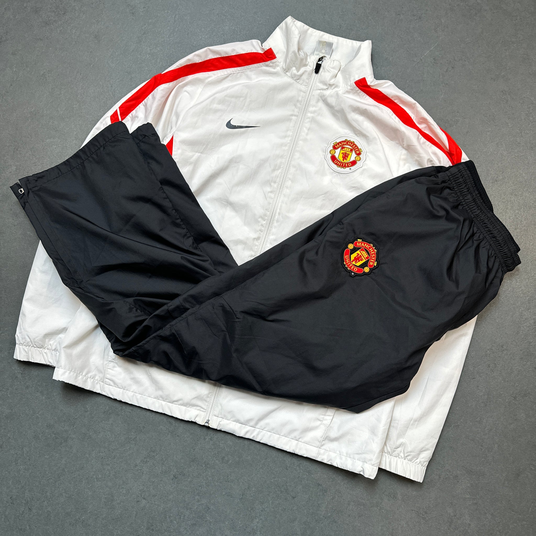 MANCHESTER UNITED TRACKSUIT (XL)